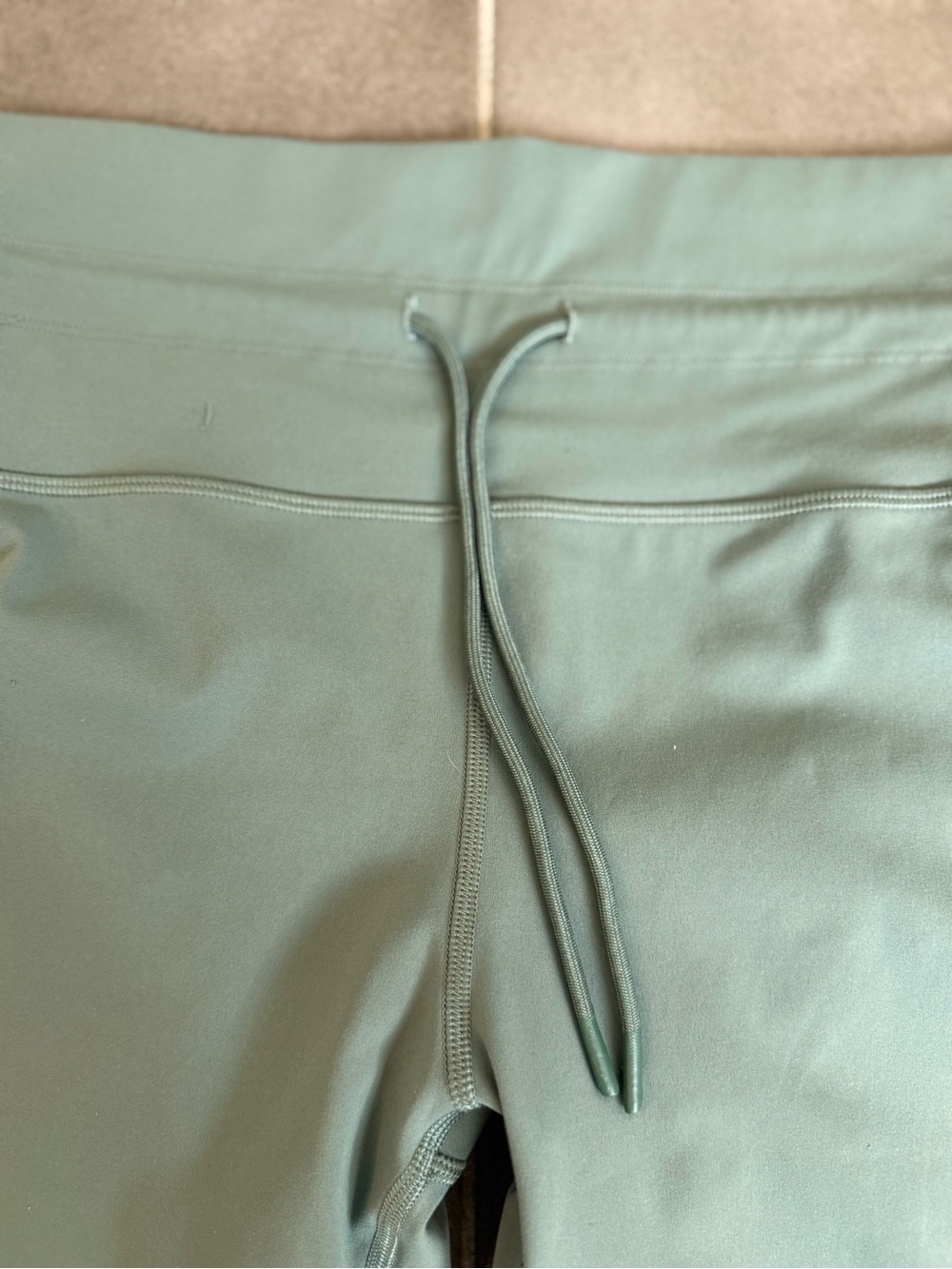 Vuori Women's Leggings in Sage Green - Picture 5 of 6